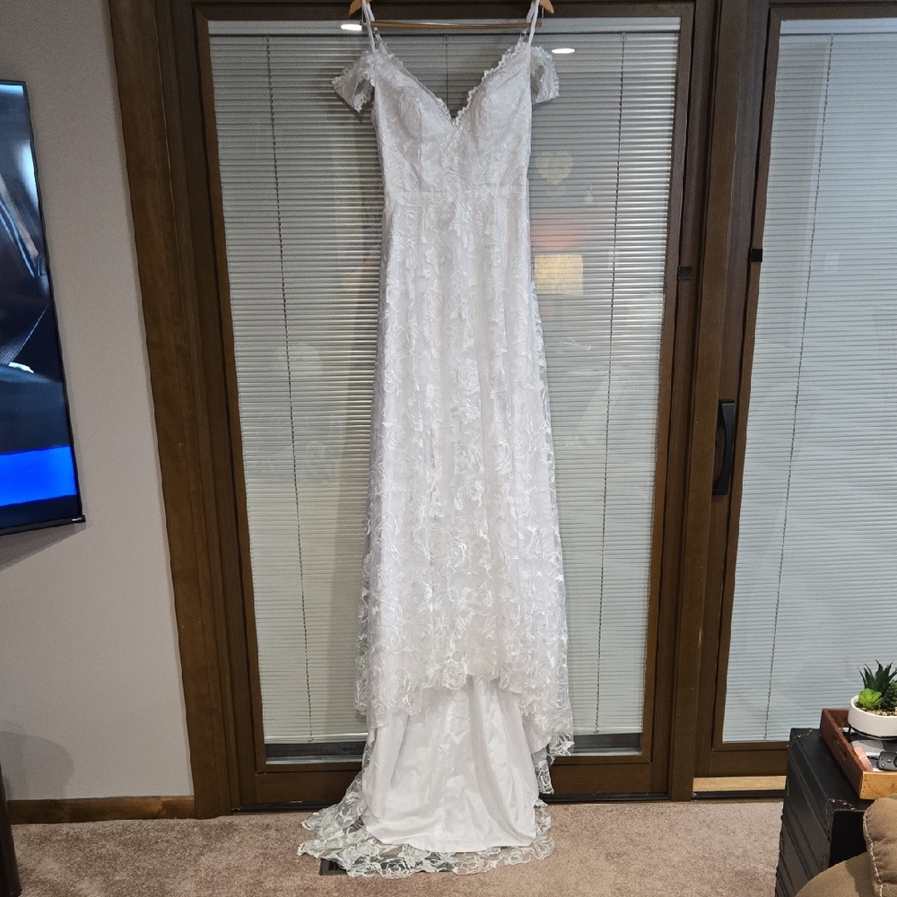 NWT Elegant White Lace Wedding Gown Size 4